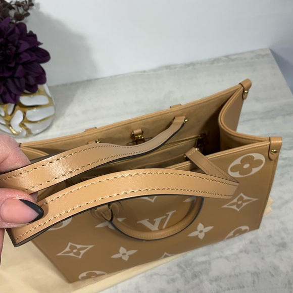 Sold Louis Vuitton OntheGo Mm Biicolor Arizona Beige - Picture 11 of 16